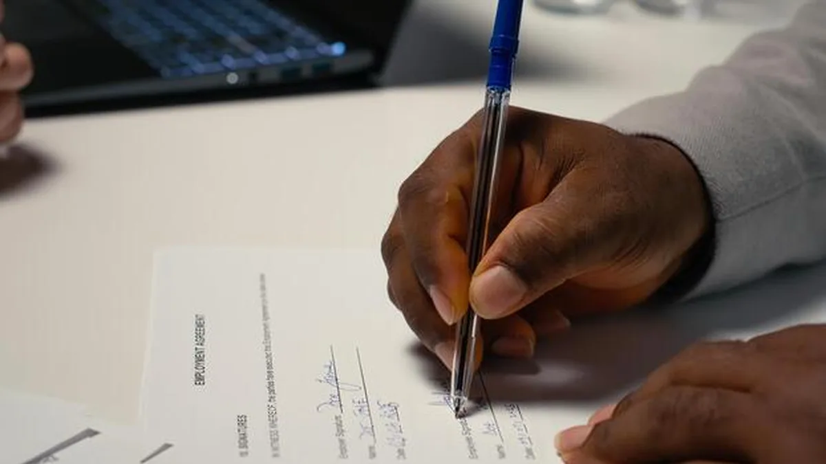 Une main signe un document, comme lors d&rsquo;une rupture conventionnelle