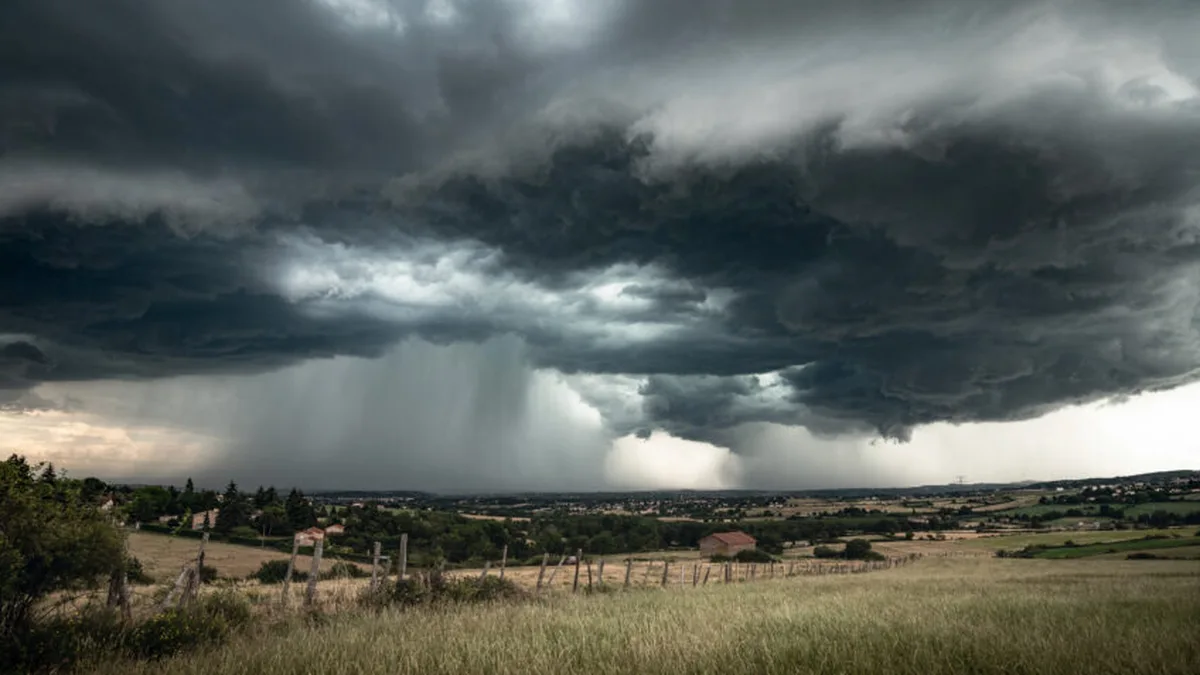 Ciel d&rsquo;orage et rideaux de pluie sur la campagne française