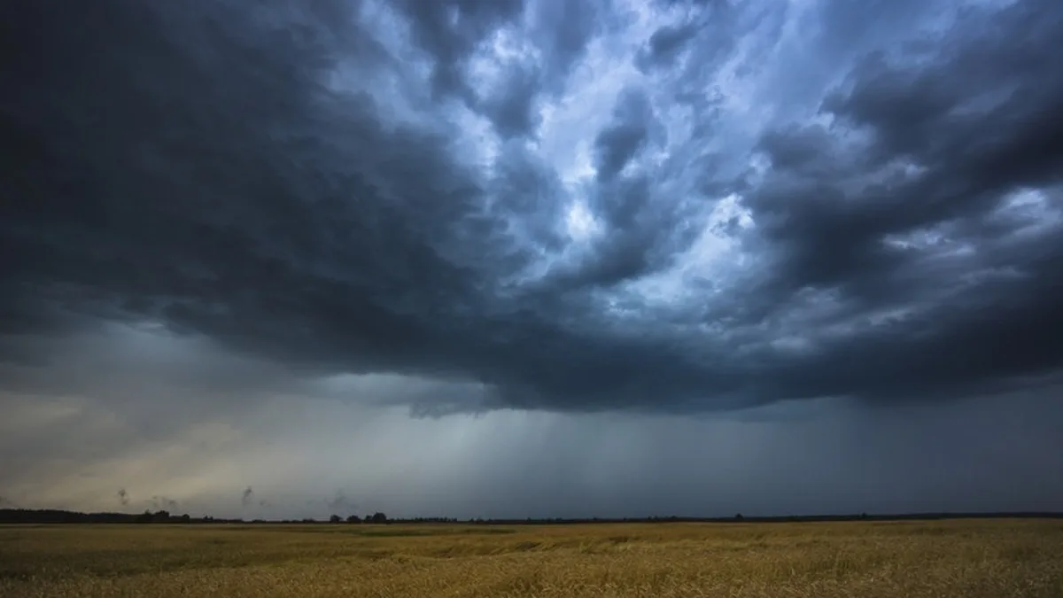 Orages et fortes pluies sur les champs avant l&rsquo;arrivée de la dépression