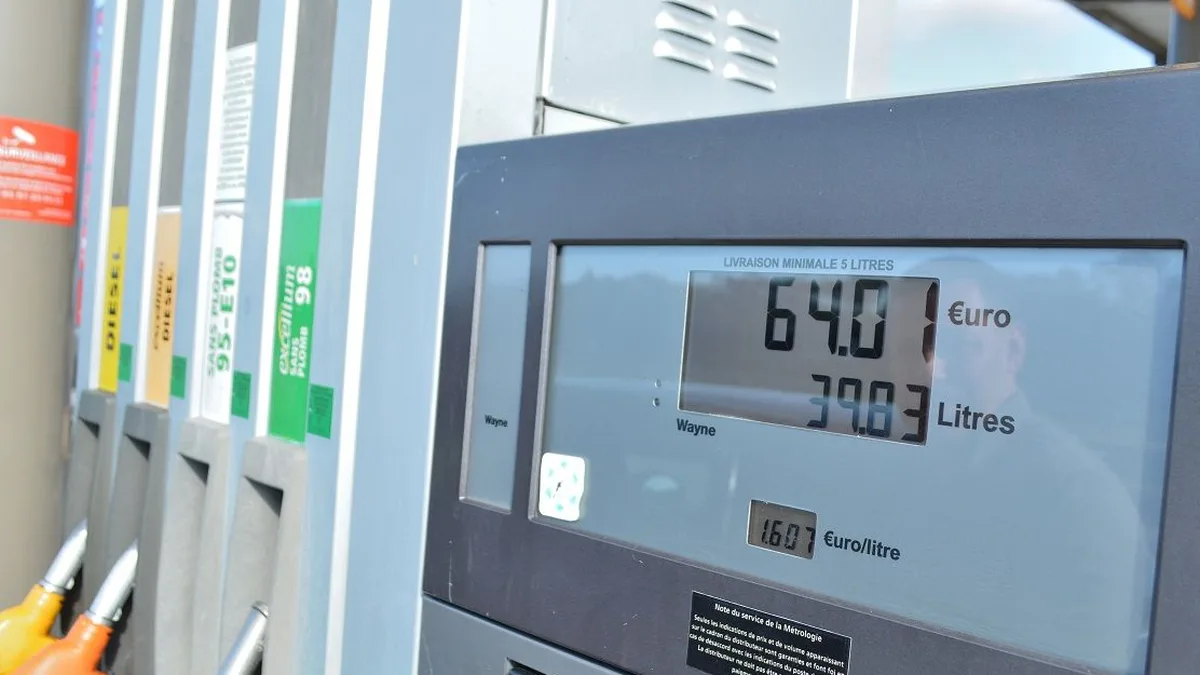 Une pompe à essence française affichant le prix au litre, symbole de la flambée des carburants