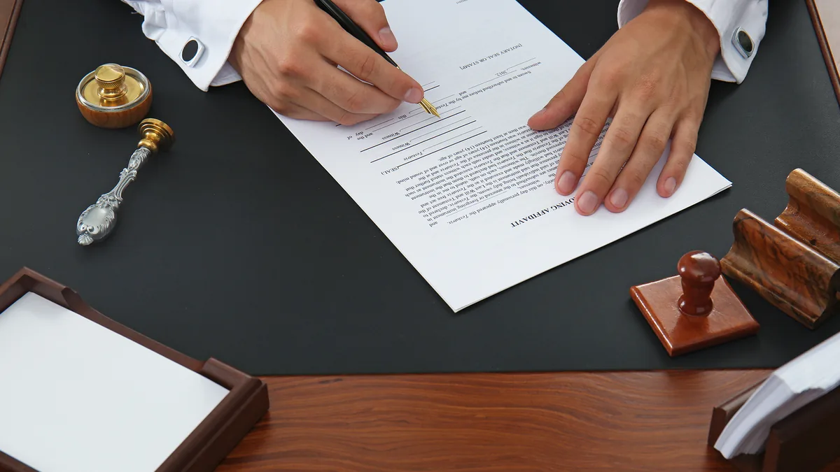 Signature de documents chez un notaire dans le cadre d&rsquo;une succession