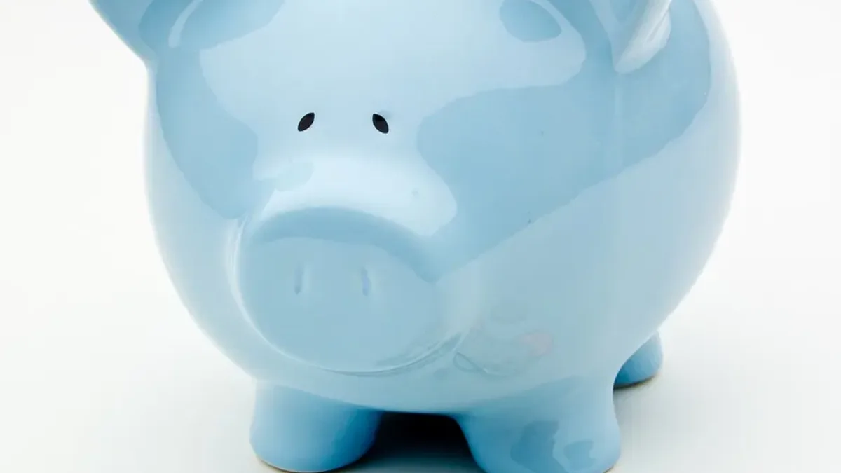 Tirelire et pièces de monnaie, symbole de l&rsquo;épargne mise de côté