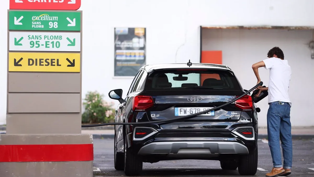 Un automobiliste fait le plein de sans-plomb dans une station-service