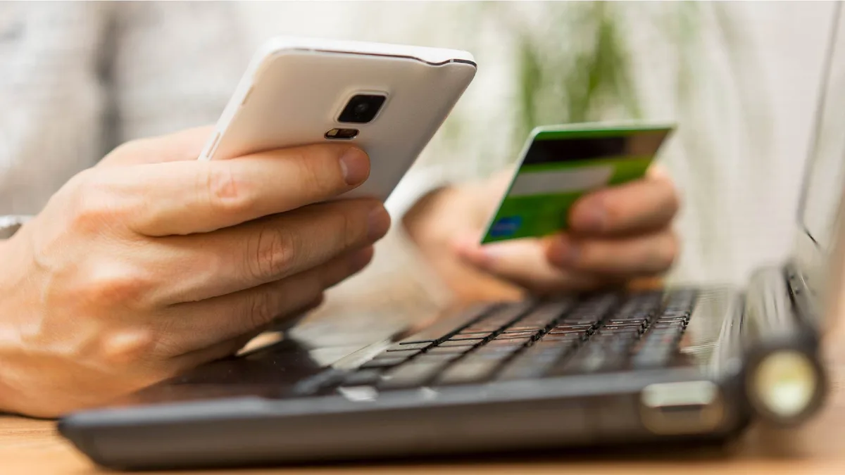 Un homme vérifie son compte bancaire sur son smartphone