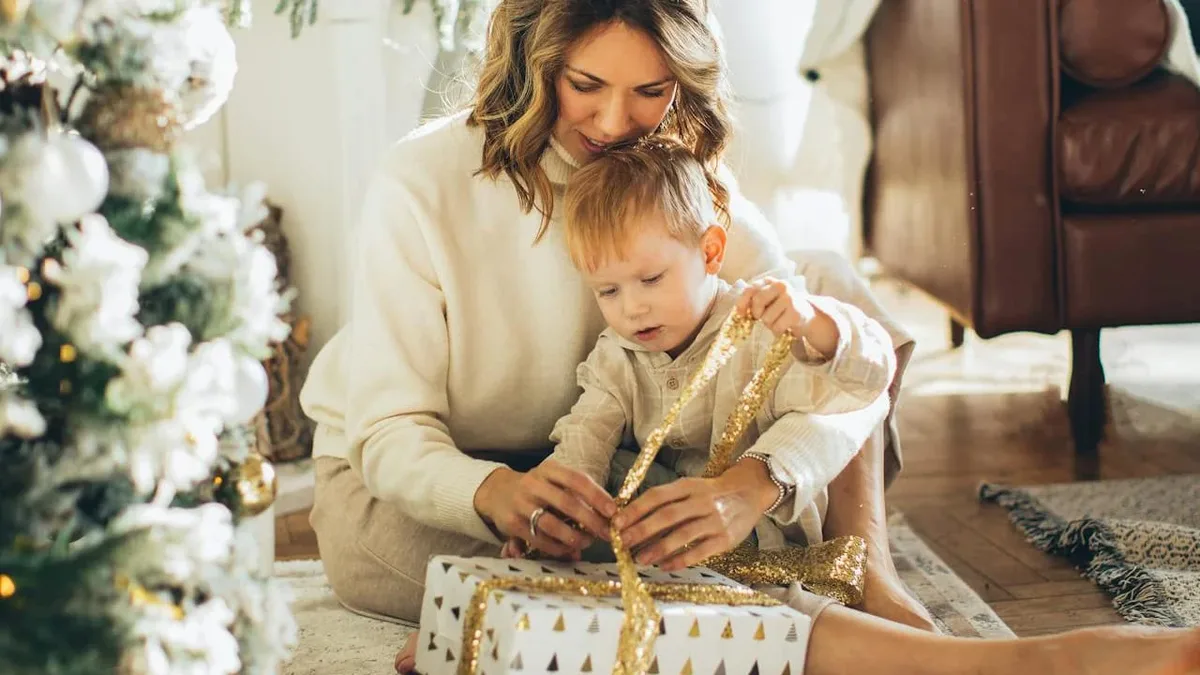 Un enfant déballe un cadeau de Noël