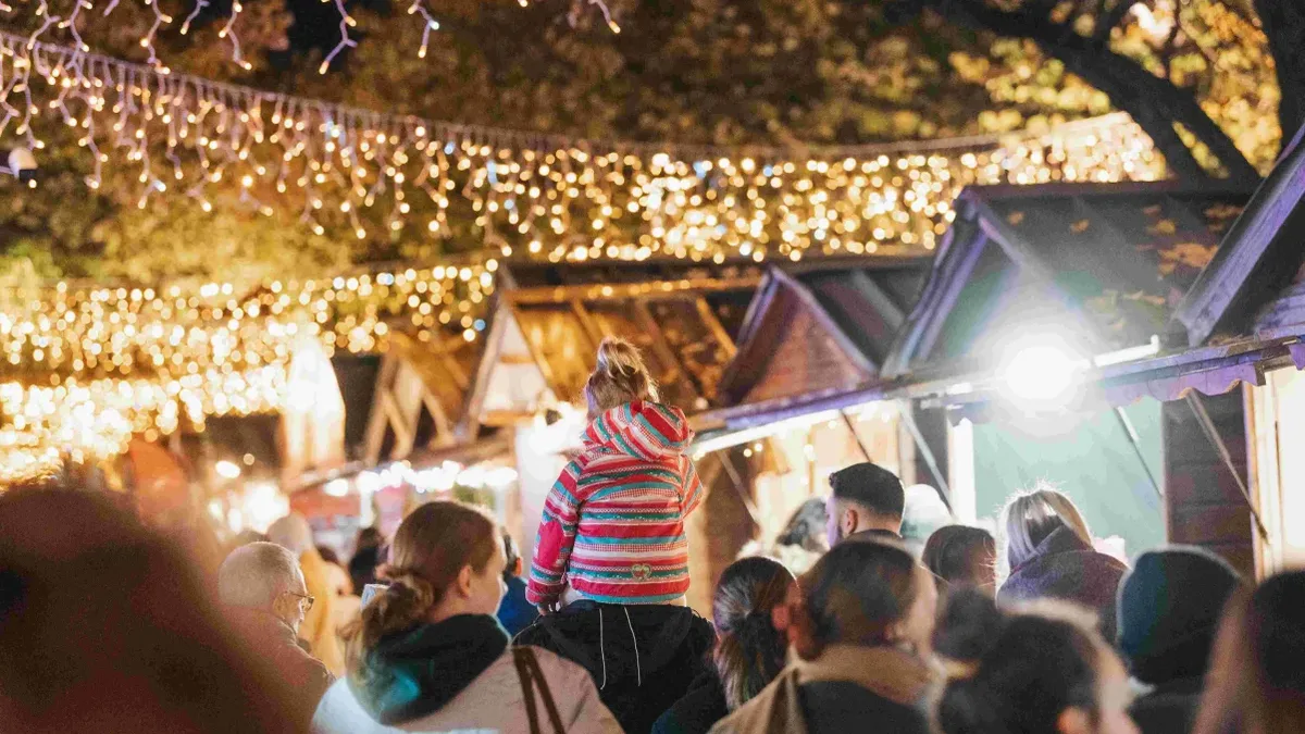 Un marché de Noël illuminé la nuit