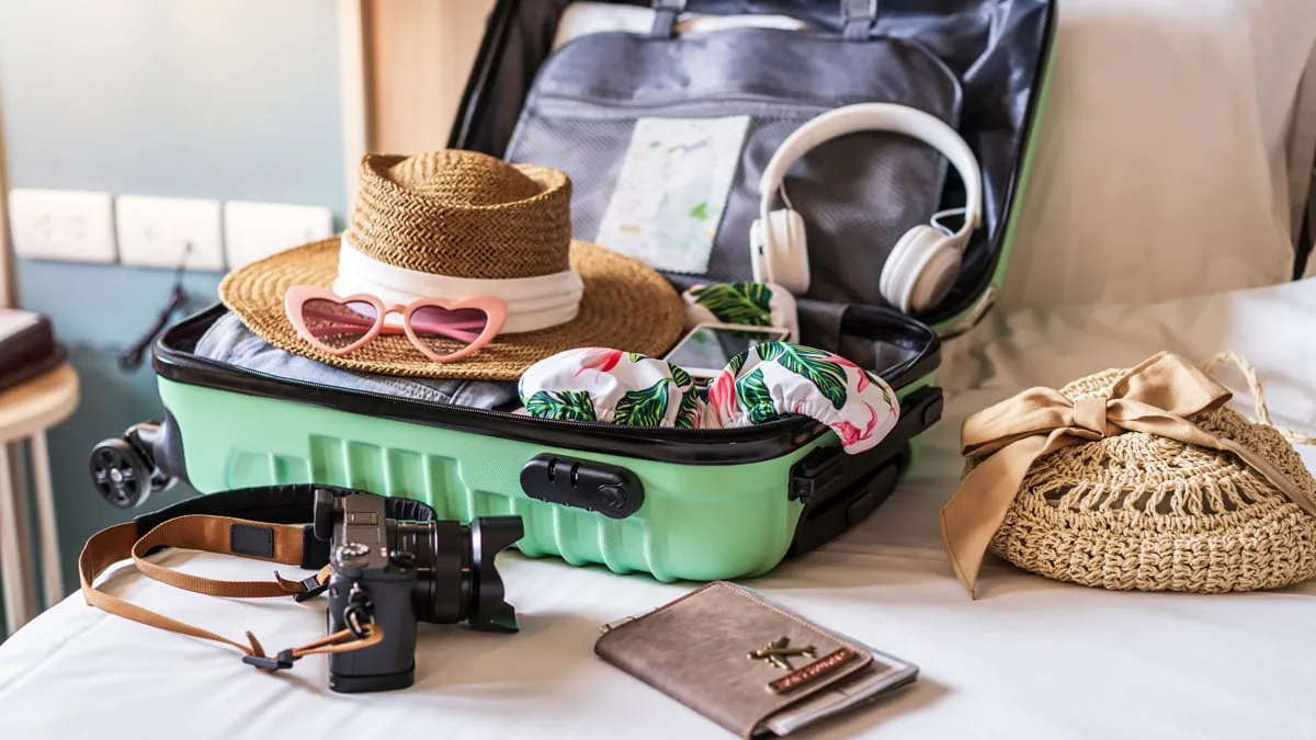 Une valise ouverte sur un lit d&rsquo;hôtel