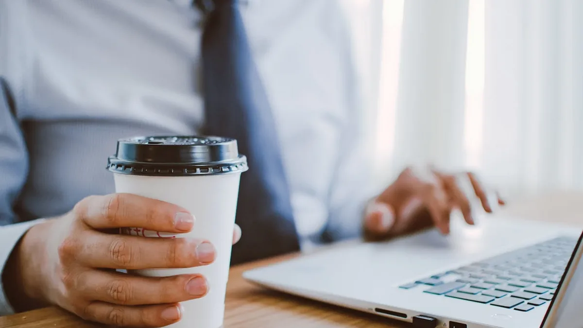 Un salarié devant son ordinateur dans un bureau