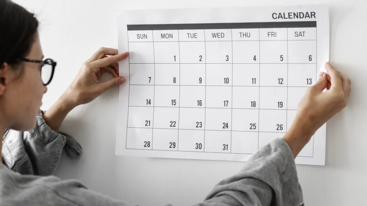 Un calendrier accroché au mur