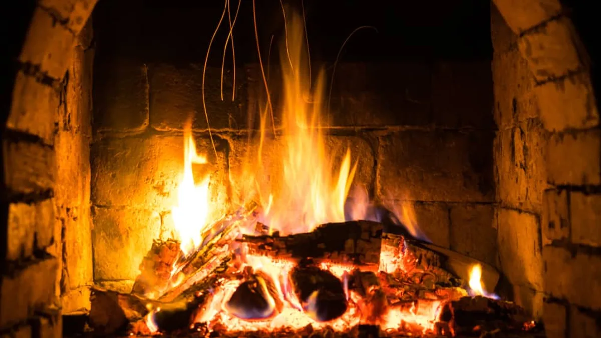 Flammes dans une cheminée en pierre, le premier feu de l&rsquo;automne