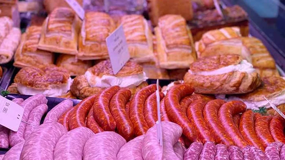 Étal de charcuterie dans une boucherie