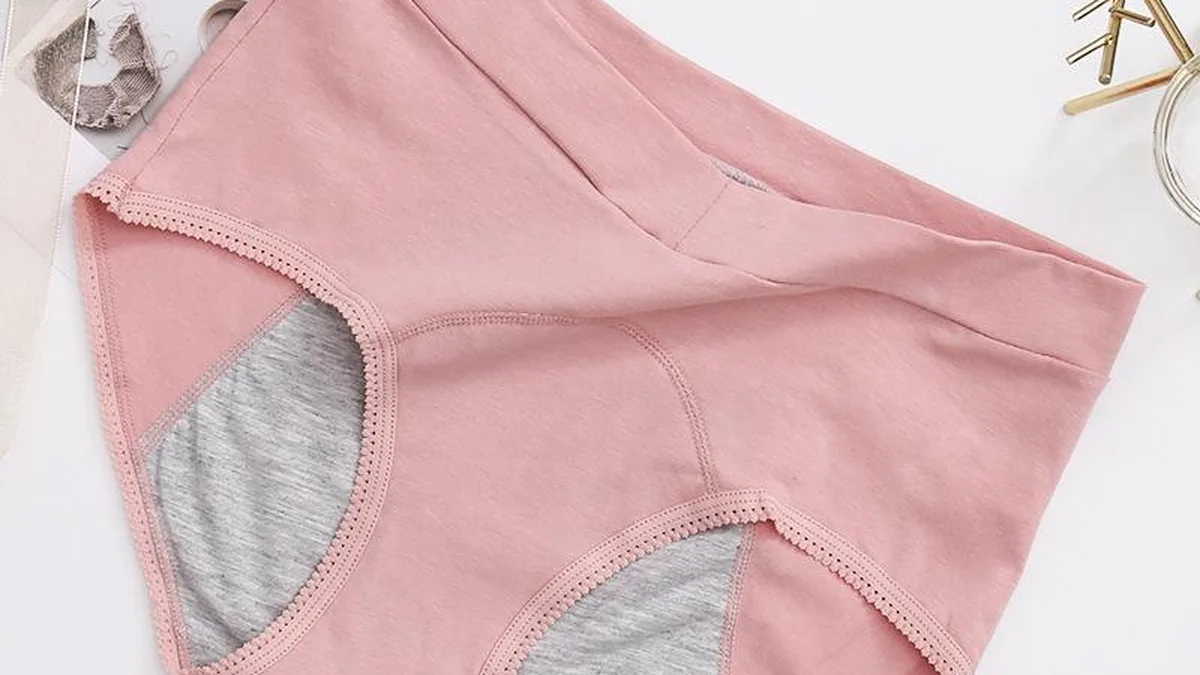 Une coupe menstruelle en silicone sur fond blanc