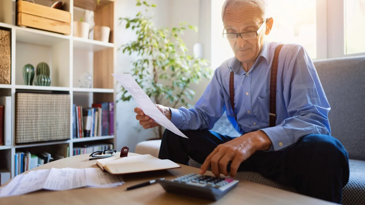 Un retraité calcule ses finances avec sa calculatrice
