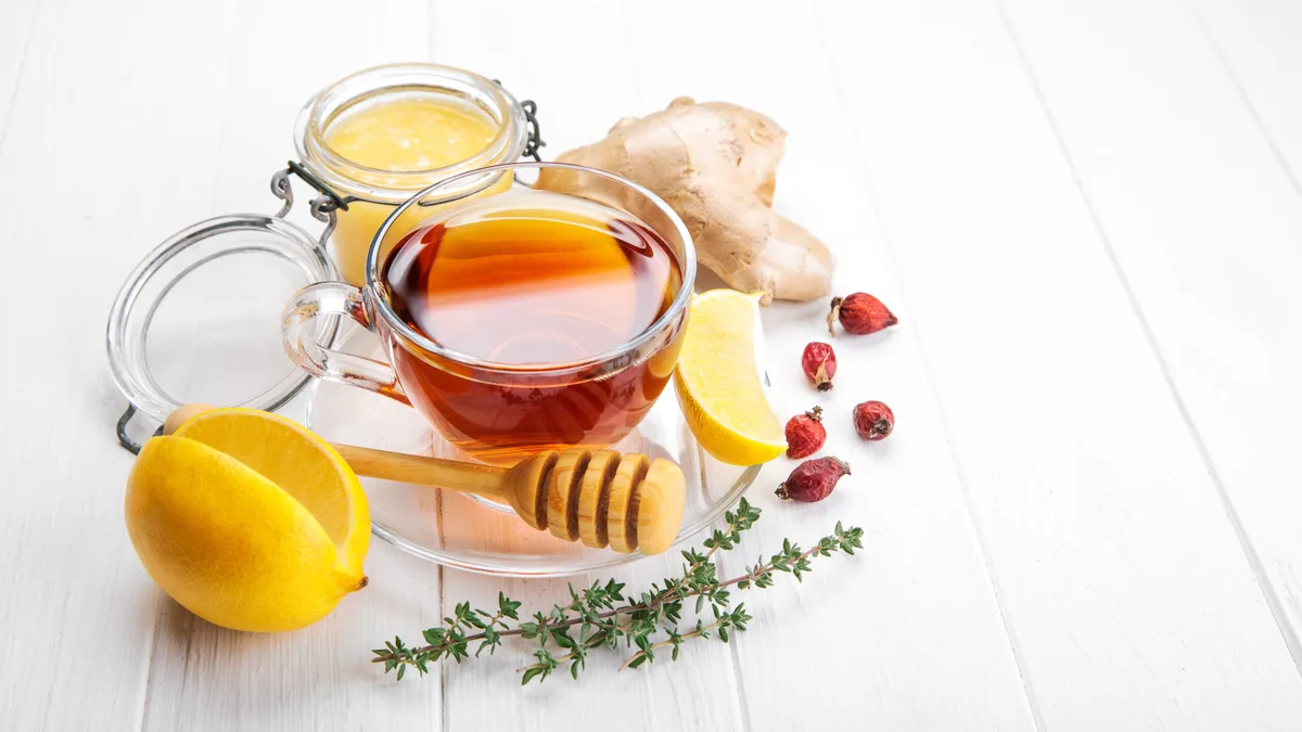 Une tasse de thé chaud avec du miel, du citron et du gingembre, remèdes simples contre le rhume