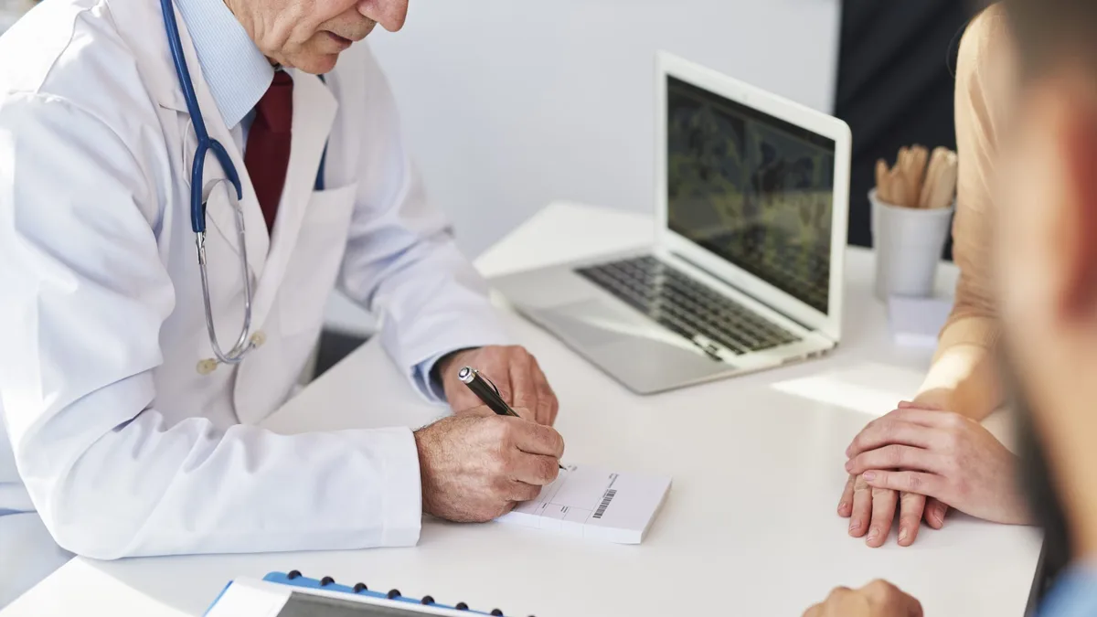 Un médecin rédige une ordonnance lors d&rsquo;une consultation