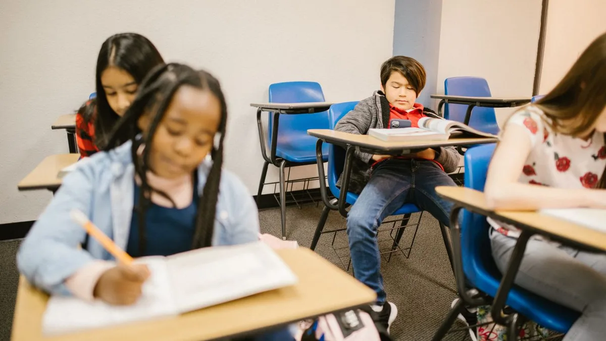 Un élève fatigué dans une salle de classe