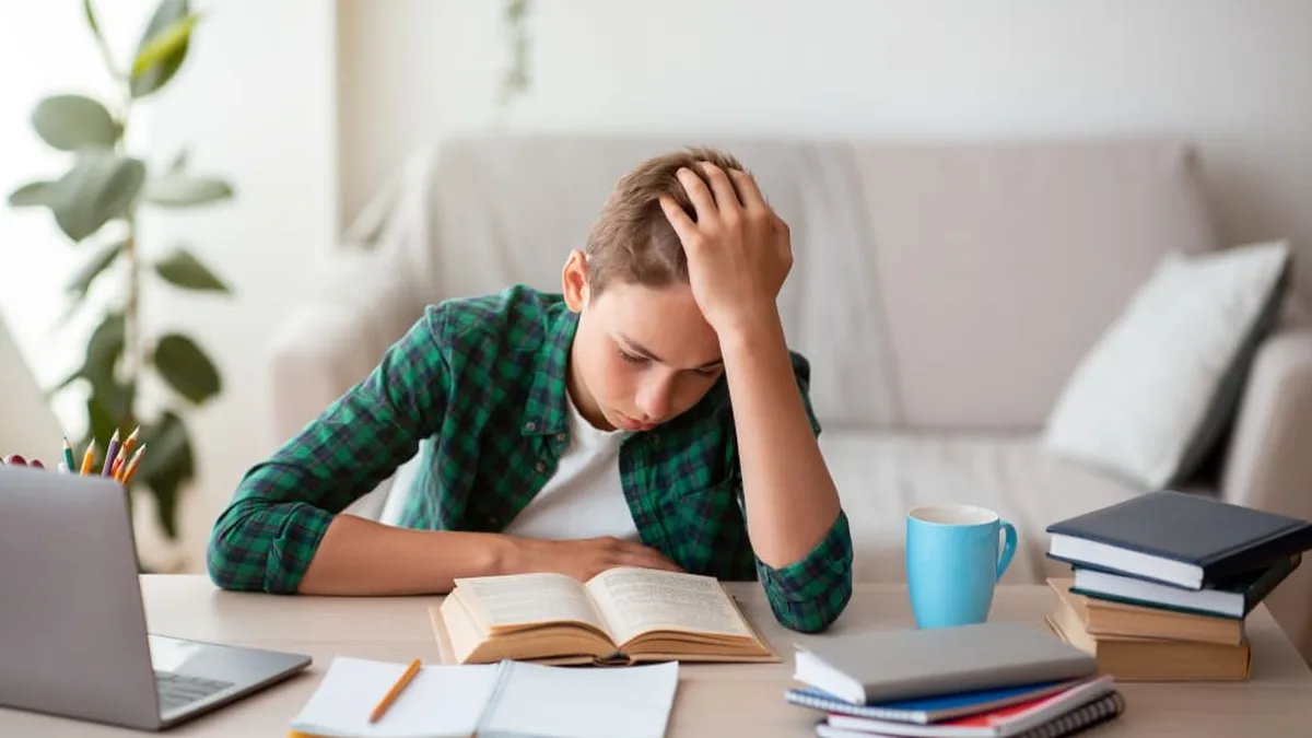 Un adolescent seul devant ses devoirs