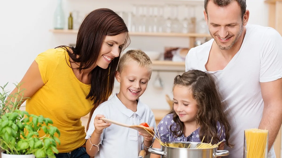 Une famille cuisine ensemble dans sa cuisine