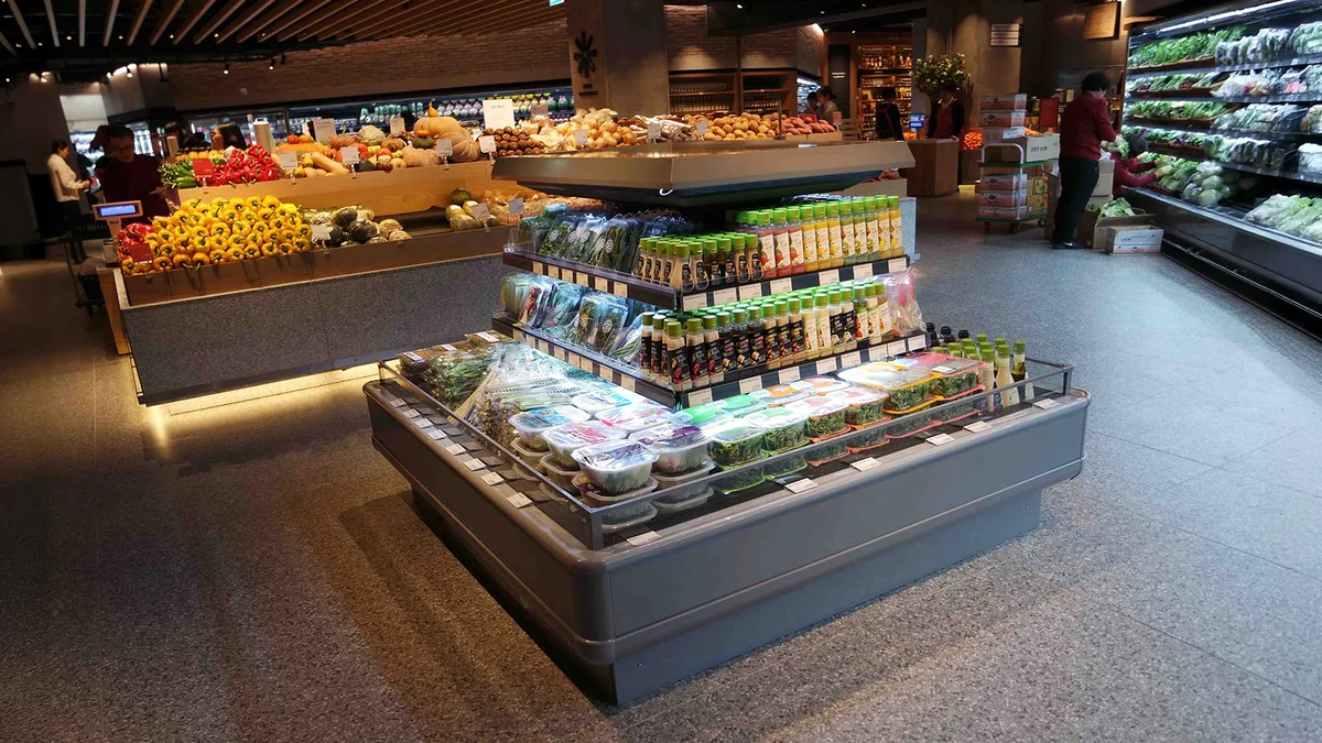 Rayon fruits et légumes d&rsquo;un supermarché moderne