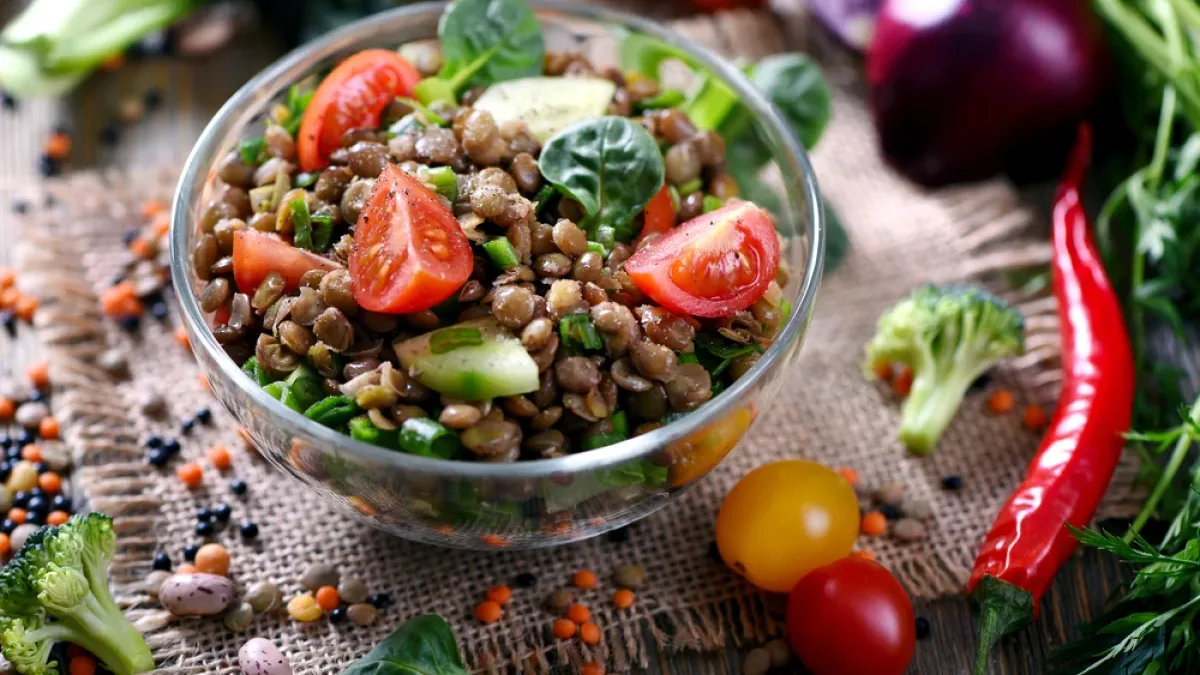 Une salade de lentilles aux légumes, riche en fibres