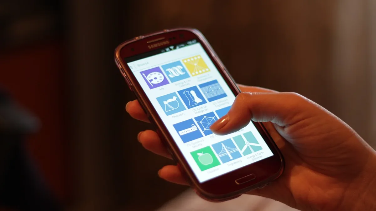 Un abonné consulte son forfait mobile sur son smartphone