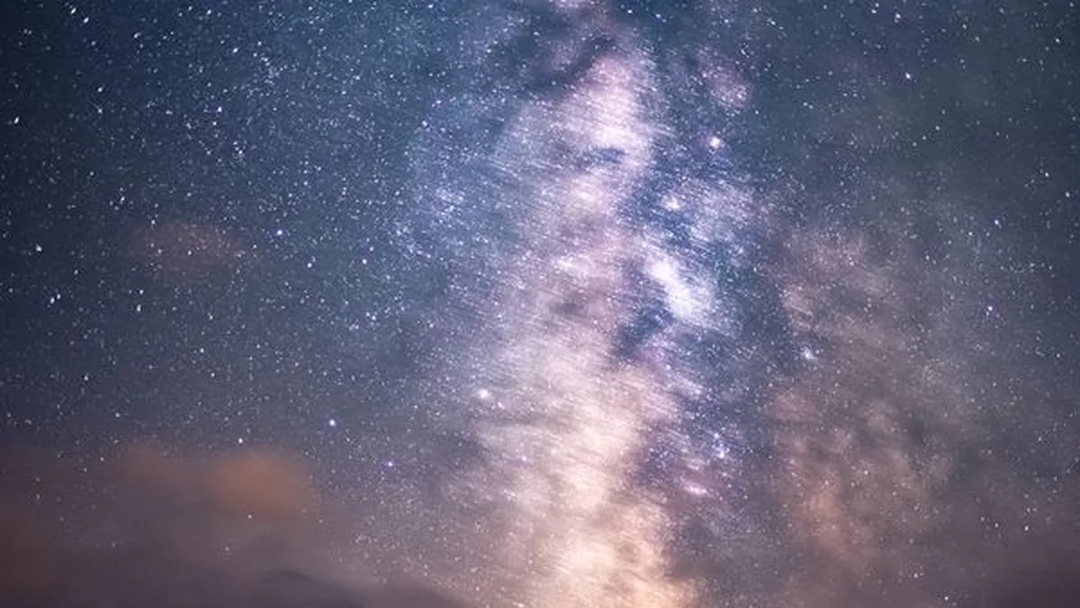 La Voie lactée au-dessus d&rsquo;un paysage sombre, un ciel sans Lune (photo d&rsquo;illustration)