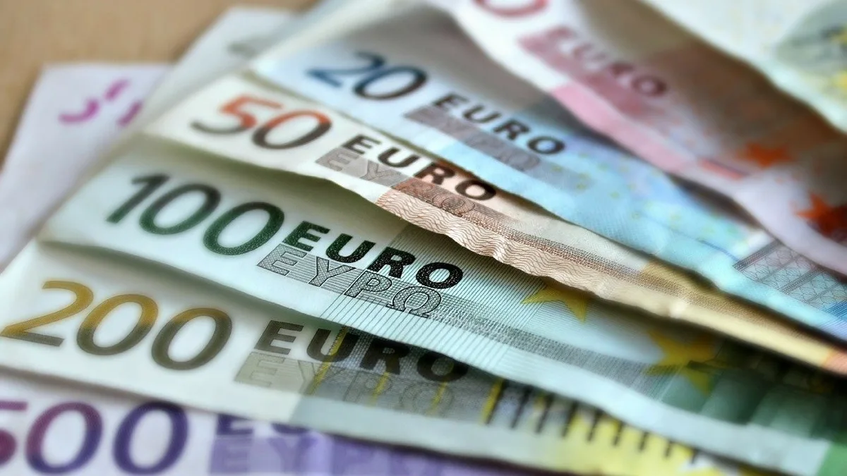 Une tirelire entourée de pièces en euros : l&rsquo;épargne réglementée pourrait retrouver des couleurs début 2027