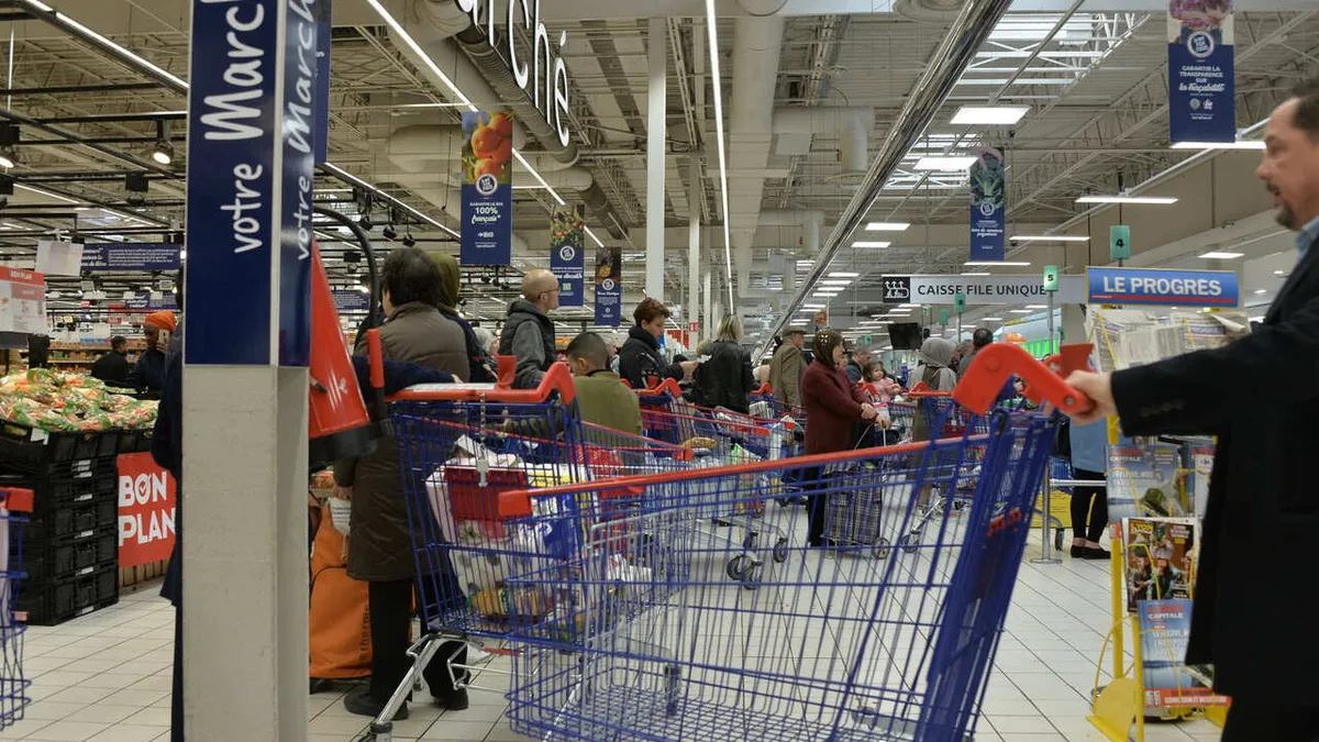 Un caddie rempli de courses alimentaires dans un supermarché