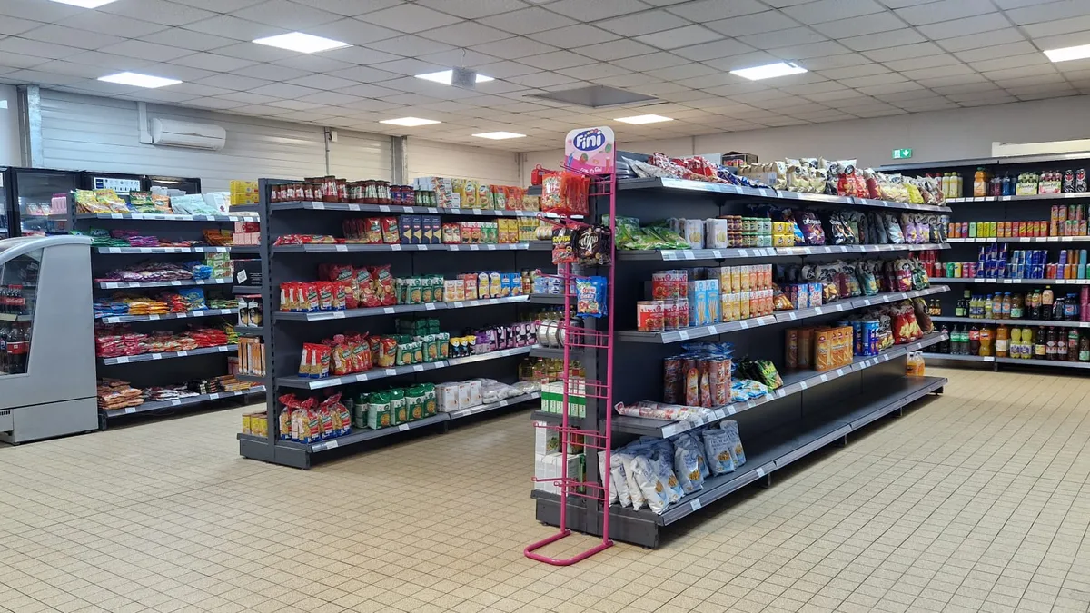 Des rayons alimentaires dans un supermarché français