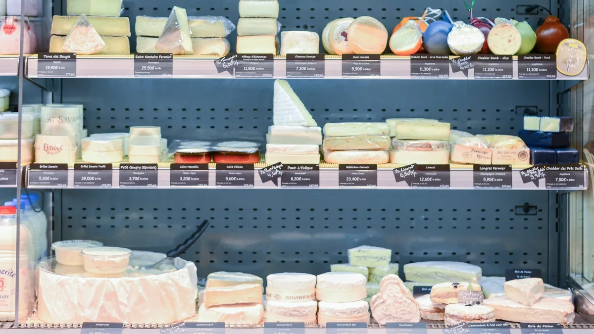 Comptoir de fromages au rayon coupe d&rsquo;une fromagerie
