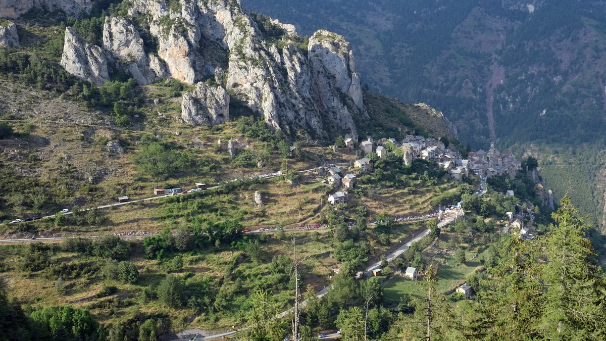 Le peloton dans une ascension du Tour de France 2024