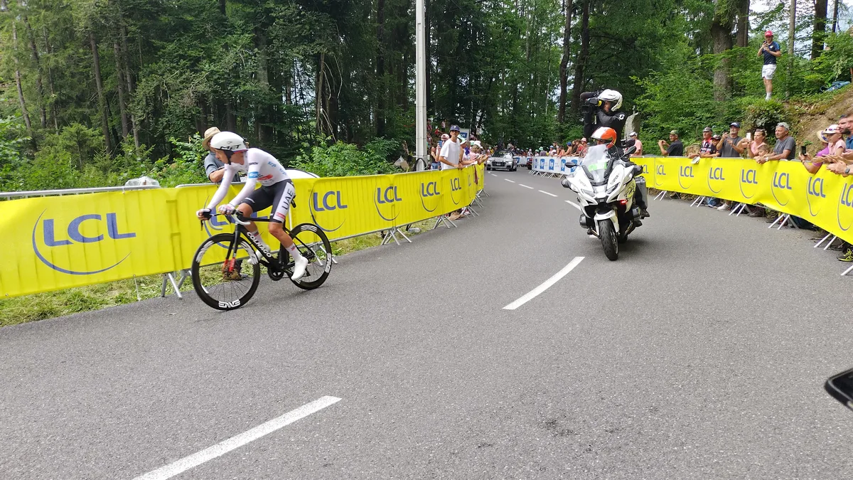 Un coureur en plein effort lors d&rsquo;un contre-la-montre