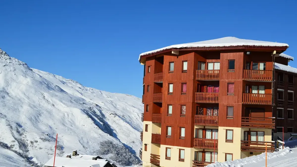 Un immeuble d&rsquo;habitation sous la neige, en hiver