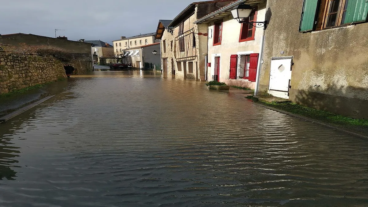 Rue de village inondée après des pluies diluviennes