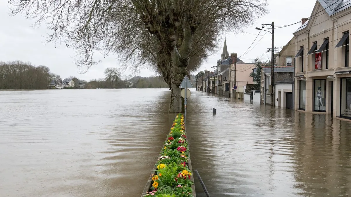 Rue inondée en France, l&rsquo;eau envahit la chaussée entre les maisons