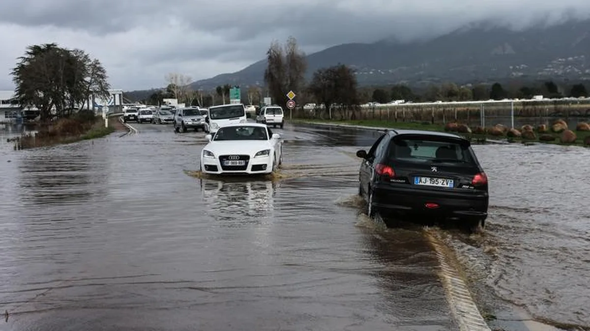 Route inondée en Corse, des voitures avancent dans l&rsquo;eau
