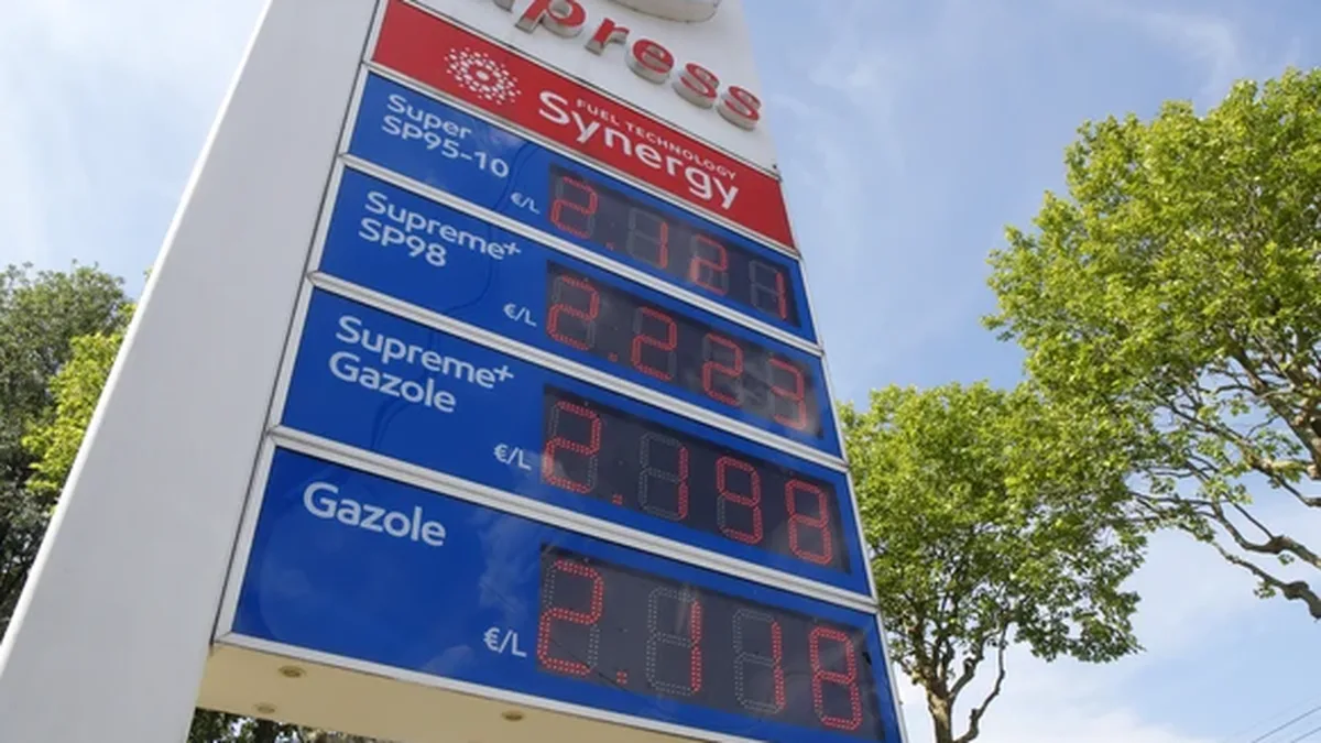 Un totem de station-service affichant les prix des carburants : la baisse des recettes sur les carburants pousse à imaginer une fiscalité routière nouvelle